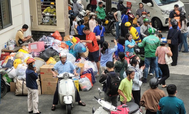 Người dân TP.HCM gửi hàng cứu trợ cho bà con vùng lũ