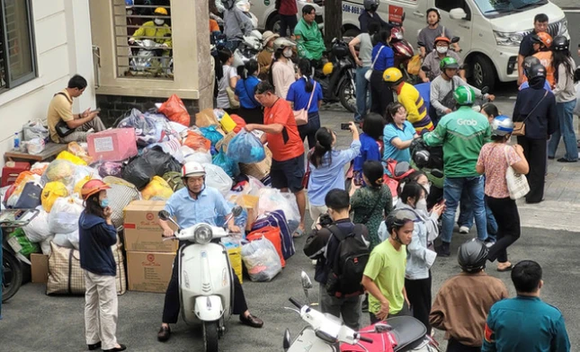 Người dân TP.HCM gửi hàng cứu trợ cho bà con vùng lũ