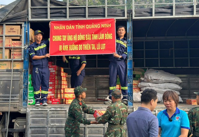 Người dân Quảng Ninh gửi hàng hỗ trợ Lâm Đồng vượt qua lũ lụt
