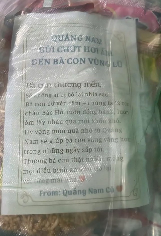 Những lời nhắn gửi yêu thương trong từng phần quà hỗ trợ càng khiến tình nghĩa đồng bào thêm khăng khít