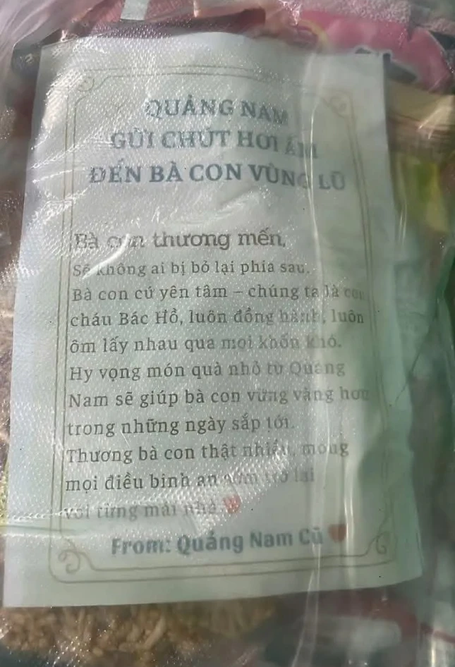 Những lời nhắn gửi yêu thương trong từng phần quà hỗ trợ càng khiến tình nghĩa đồng bào thêm khăng khít