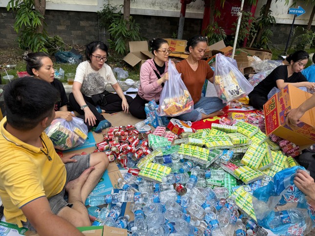 Bà con TP.HCM soạn hàng hóa, thực phẩm chuyển đến vùng bão lũ