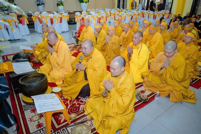 Chư Tăng làm lễ cung tiến Giác linh theo nghi thức Phật giáo miền Bắc Chư Tăng làm lễ cung tiến Giác linh theo nghi thức Phật giáo miền Bắc