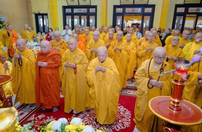 Chư tôn giáo phẩm Hội đồng Chứng minh, Hội đồng Trị, Ban Trị sự TP.HCM dâng hương tưởng niệm Giác linh Trưởng lão Hòa thượng tại tổ đình Vĩnh Nghiêm Chư tôn giáo phẩm Hội đồng Chứng minh, Hội đồng Trị, Ban Trị sự TP.HCM dâng hương tưởng niệm Giác linh Trưởng lão Hòa thượng tại tổ đình Vĩnh Nghiêm