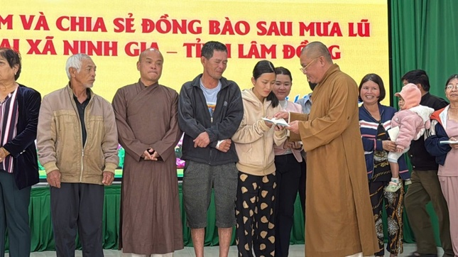 Đoàn trao quà đến các hộ dân và các tịnh thất bị thiệt hại do bão lũ tại tỉnh Lâm Đồng