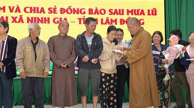 Đoàn trao quà đến các hộ dân và các tịnh thất bị thiệt hại do bão lũ tại tỉnh Lâm Đồng