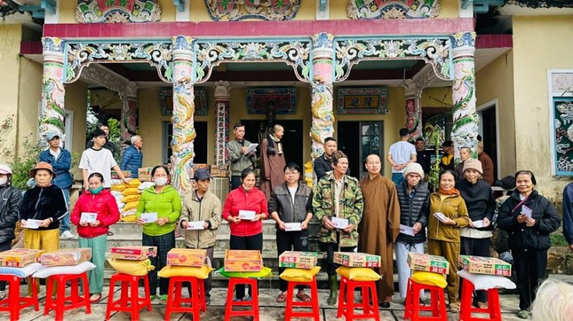 Đoàn trao quà đến các hộ khó khăn sau bão lũ