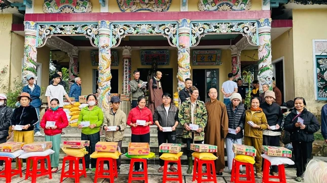 Đoàn trao quà đến các hộ khó khăn sau bão lũ