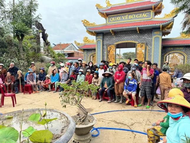 Bà con vùng lũ đến nhận quà của đoàn