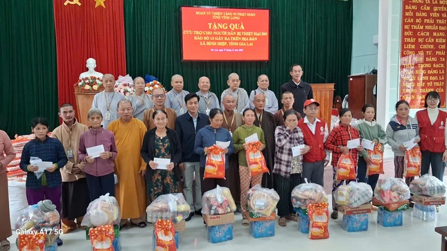 Chư tôn đức Tăng Ni GHPGVN tỉnh Vĩnh Long trao quà tại tỉnh Gia Lai