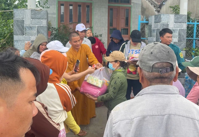 Chia sẻ với bà con khó khăn sau bão lũ