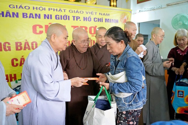 Chư Ni trong đoàn trao quà đến bà con bị ảnh hưởng nặng nề do bão lũ