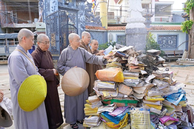 Một ngôi chùa bị ảnh hưởng nặng nề sau lũ