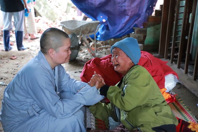 Thăm hỏi một cụ bà bị sập nhà trong bão lũ