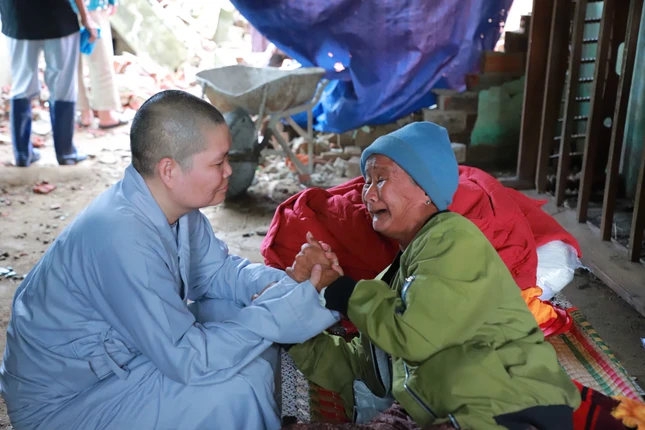 Thăm hỏi một cụ bà bị sập nhà trong bão lũ