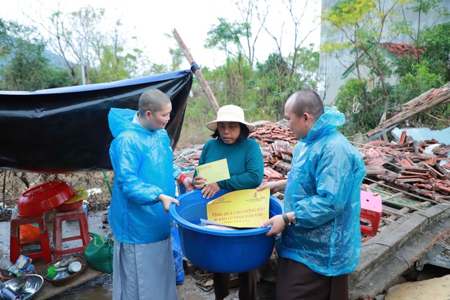 Ni sư Thích nữ Huệ Đức hỗ trợ các gia đình có nhà bị sập do bão lũ