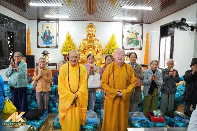 Hòa thượng Thích Khế Chơn, Trưởng ban Trị sự GHPGVN Huế và Hòa thượng Thích Duy Trấn trao quà đến những gia đình khó khăn do bão lũ