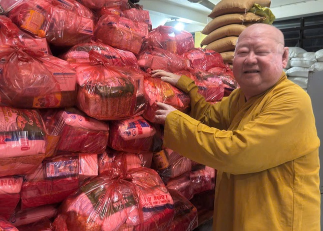 Hòa thượng Thích Duy Trấn trao 500 phần quà tại TP.Huế