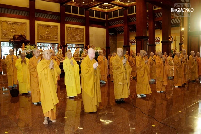 Chư Tăng thành viên Ban Trị sự GHPGVN TP.HCM, các ban chuyên môn, chư Tăng 22 khu vực Phật giáo TP.HCM thực hiện Bố-tát định kỳ