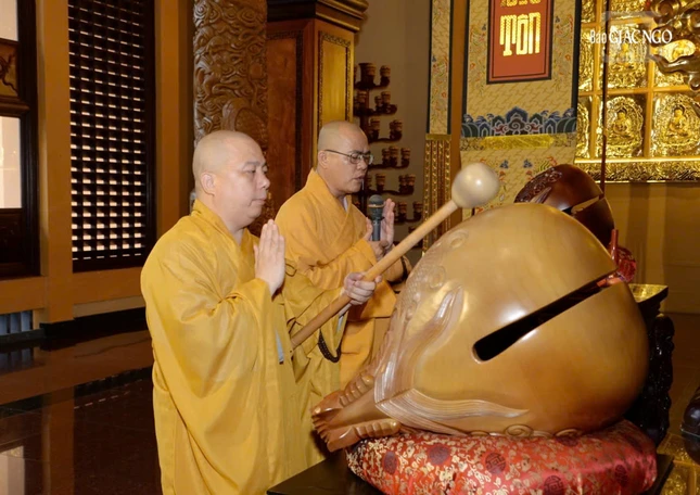 Theo truyền thống Đức Phật chế định, chư Tăng cùng ôn lại giới luật định kỳ