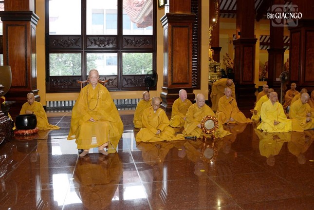 Đức Pháp chủ GHPGVN thính giới cùng đại chúng