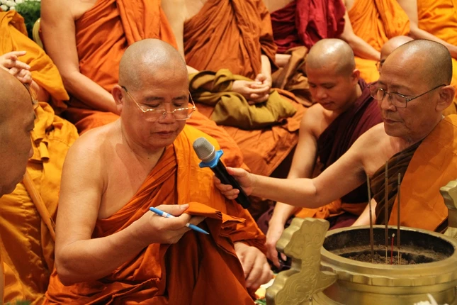 Thượng tọa Minh Hạnh đại diện chư Tăng phát biểu nạp y Kathina