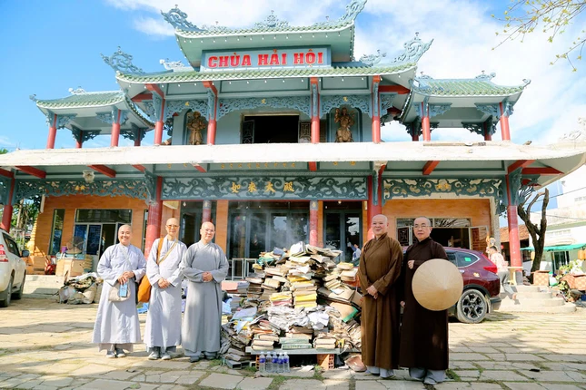 Chùa Hải Hội sau bão lụt, nhiều kinh sách bị hư hỏng nặng