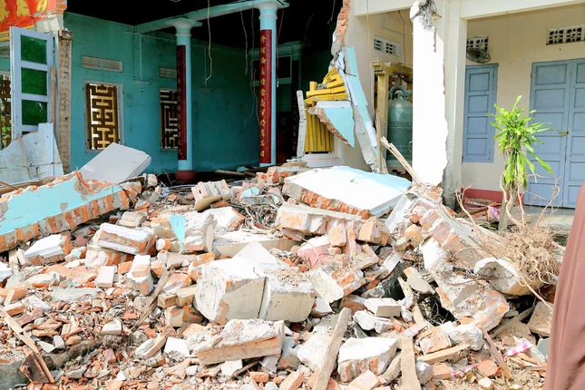 Nhiều ngôi chùa còn ngổn ngang đổ nát do ảnh hưởng bão lũ