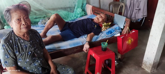 Cha mẹ già của anh đã hơn 80 tuổi mắc nhiều bệnh