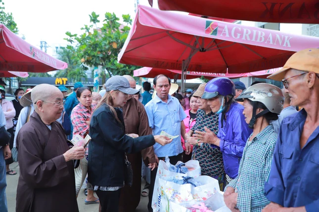 Ni trưởng Thích nữ Giác Trung, trưởng đoàn trao quà tại tỉnh Khánh Hòa