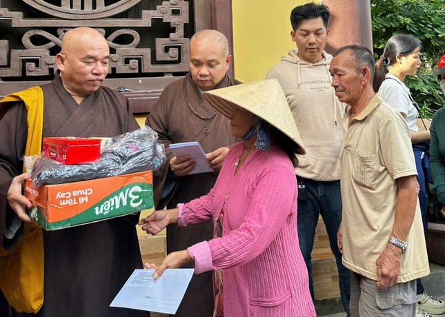 Thượng tọa Thích Nhật Thiện trao quà đến bà con vùng bão lũ