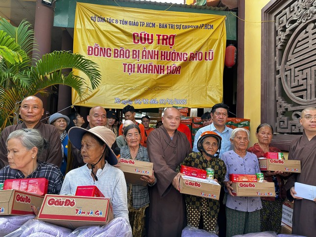 Chư tôn đức Ban Trị sự TP.HCM và ông Nguyễn Hoàng Giang trao quà đến bà con khó khăn tỉnh Khánh Hòa