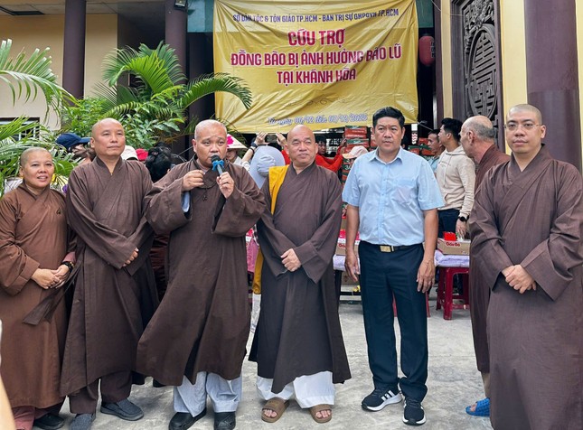 Thượng tọa Thích Trung Nguyện, đại diện đoàn có lời thăm hỏi và động viên bà con địa phương