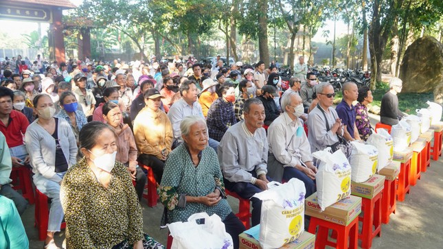 Đoàn trao quà đến bà con nghèo, tại điểm trao chùa Vạn Thiện (P.Phú Mỹ, TP.HCM)