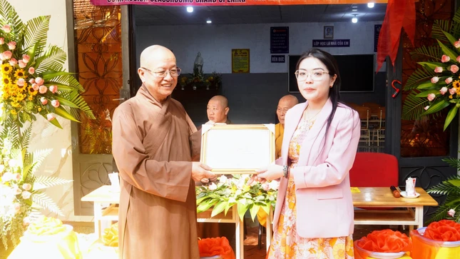 Thượng tọa Thích Trí Định trao thư cảm ơn đến đại diện Hội Canh Vinh and you