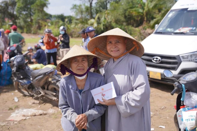 Ni sư Thích nữ Như Hiền trao quà cho hộ nghèo