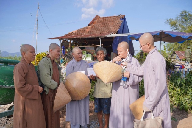Đoàn chia sẻ khó khăn với những gia đình bị ảnh hưởng nặng nề do bão lũ