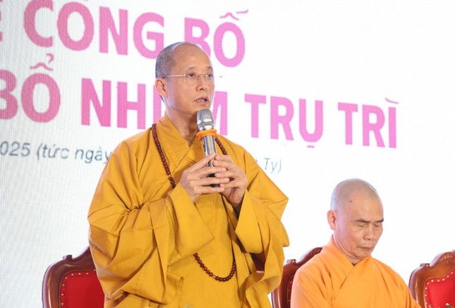 Thượng tọa Thích Minh Nghiêm ban đạo từ