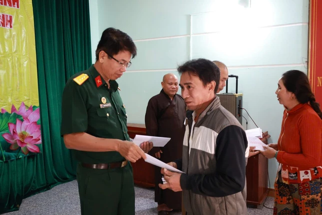 Đại diện Bộ Chỉ huy Quân sự tỉnh Tây Ninh trao quà đến bà con P.Hòa Kiến