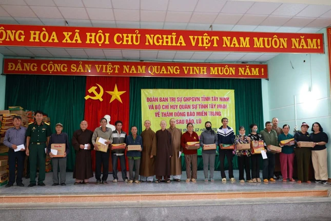 Đoàn trao quà chia sẻ đến bà con P.Hòa Kiến, tỉnh Đắk Lắk