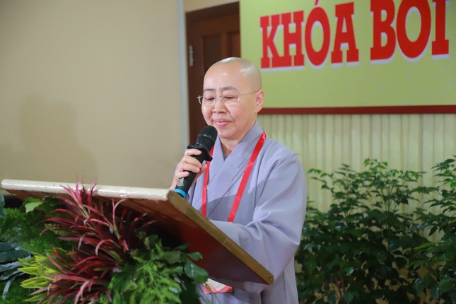 Ni sư Thích nữ Huệ Dâng thay mặt Ban Tổ chức công bố thể lệ và chủ đề Hội thi