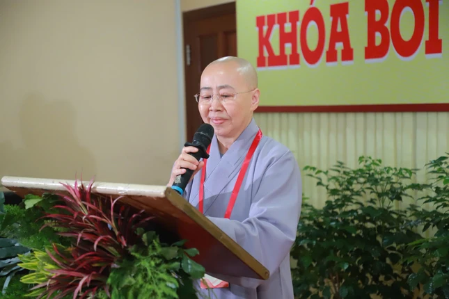 Ni sư Thích nữ Huệ Dâng thay mặt Ban Tổ chức công bố thể lệ và chủ đề Hội thi