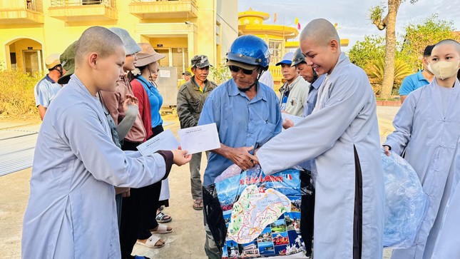 Các Sư cô trong đoàn trao quà