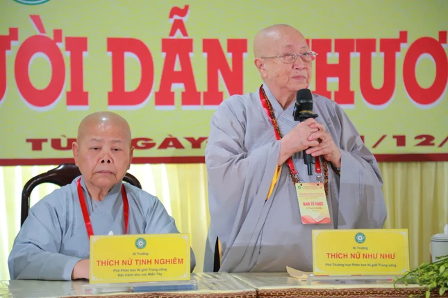 Ni trưởng Thích nữ Như Như tán thán của các thí sinh và học viên tham dự Khóa bồi dưỡng kỹ năng và Hội thi dẫn chương trình Phật giáo trung ương