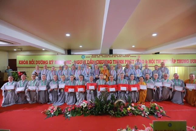 Các thí sinh đạt giải Hội thi dẫn chương trình Phật giáo cấp trung ương