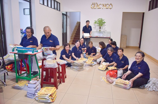Các cô chú công quả gói Báo Giác Ngộ thứ năm hàng tuần tại tòa soạn - Ảnh: Quảng Đạo