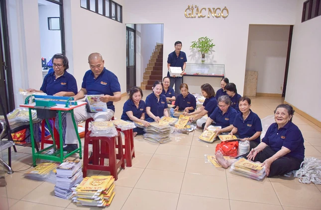 Các cô chú công quả gói Báo Giác Ngộ thứ năm hàng tuần tại tòa soạn - Ảnh: Quảng Đạo