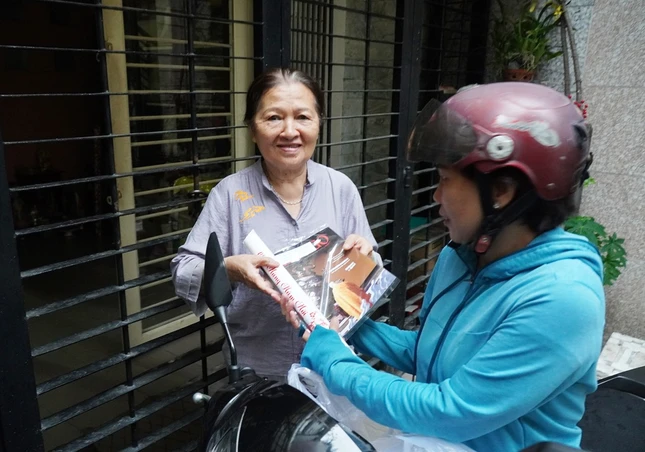 Chị Nguyễn Thị Thu Vân có 23 năm gắn bó với công việc giao báo đến bạn đọc dài hạn - Ảnh: Như Danh Chị Nguyễn Thị Thu Vân có 23 năm gắn bó với công việc giao báo đến bạn đọc dài hạn - Ảnh: Như Danh