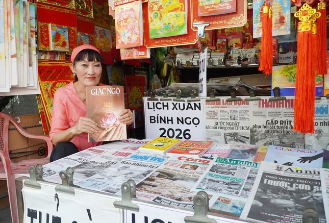 Cô Trần Thị Thùy Trang tại sạp báo tại địa chỉ 539 Cách Mạng Tháng Tám, P.Hòa Hưng lúc rảnh rỗi thường lấy Báo Giác Ngộ ra đọc