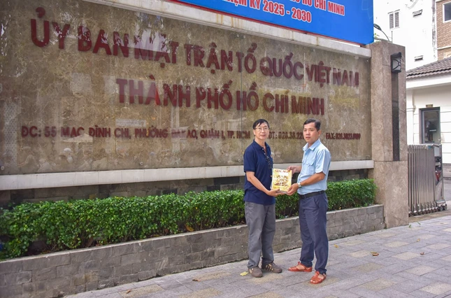 Anh Nguyễn Minh Hùng giao Báo Giác Ngộ đến Ủy ban MTTQVN TP.HCM - Ảnh: Quảng Đạo Anh Nguyễn Minh Hùng giao Báo Giác Ngộ đến Ủy ban MTTQVN TP.HCM - Ảnh: Quảng Đạo